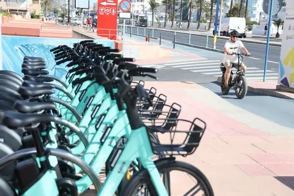 Estación de alquiler de bicicletas junto al paseo