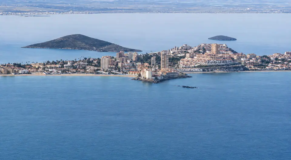 Cabo de Palos y su puerto vistos desde el mar