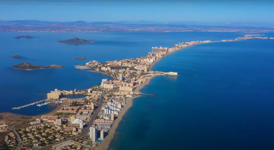 Vista aérea de La Manga separando el Mar Menor y el Mediterráneo