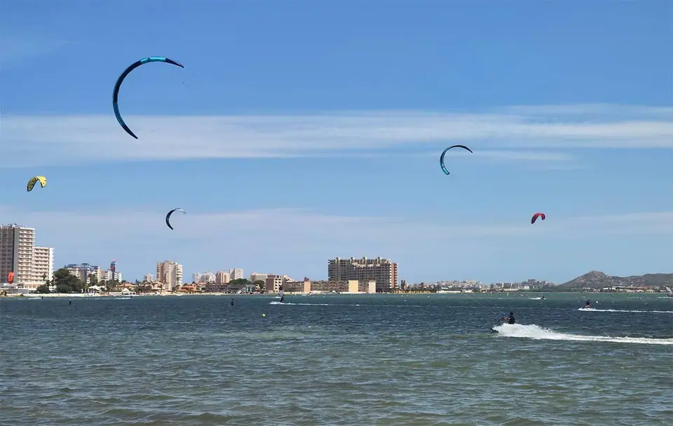 Cometas de kitesurf sobre el Mar Menor