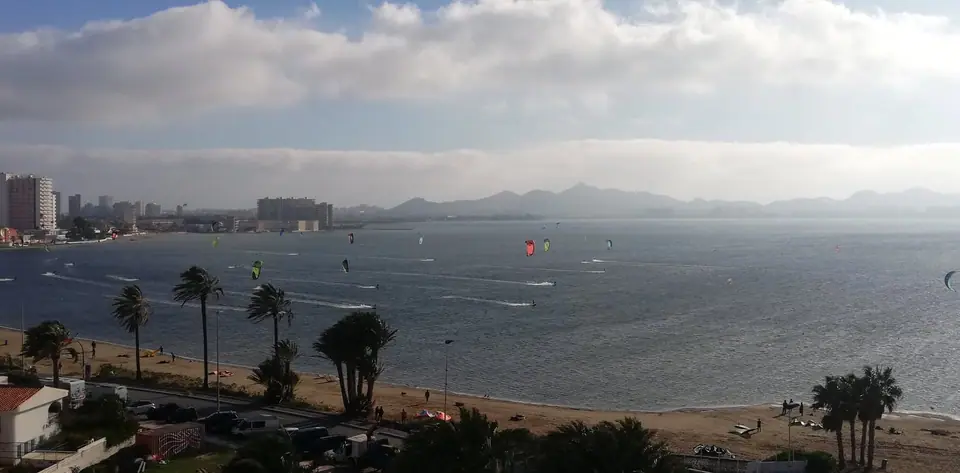 Veleros y cometas de kite en el Mar Menor