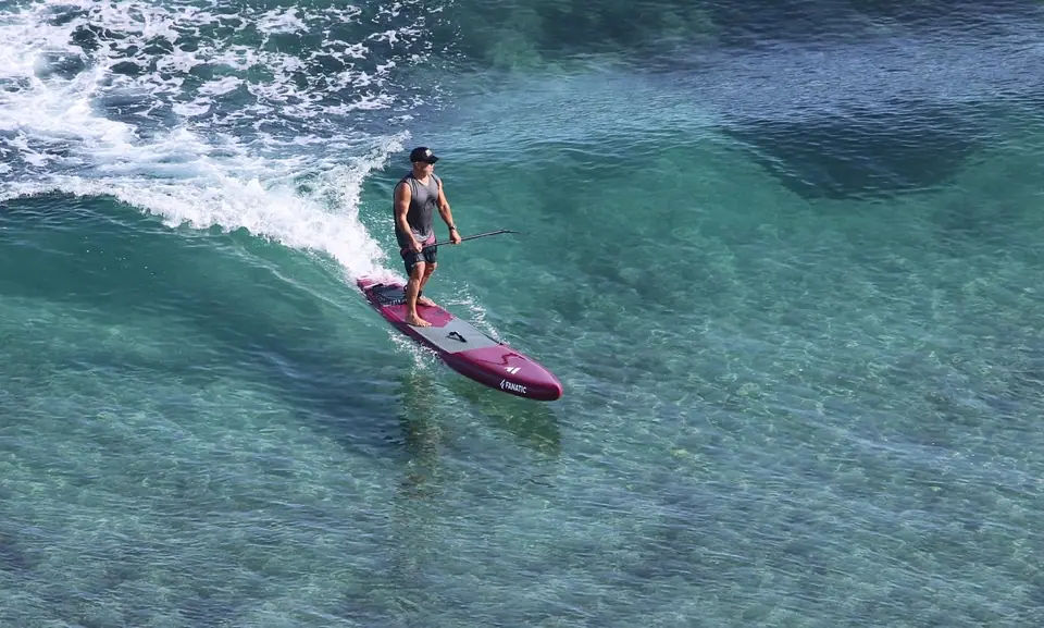 Persona haciendo paddle surf