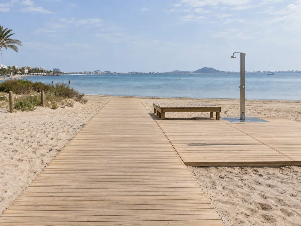 Pasarela accesible hacia la playa con duchas