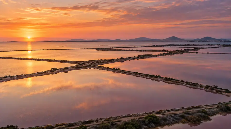 Salinas al atardecer con el cielo reflejado en el agua